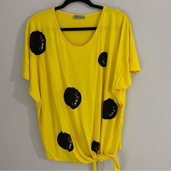 Divas Planet Women’s Crew Neck Cap Sleeve Yellow Polka Dot Tie Side Tee - Picture 1 of 4